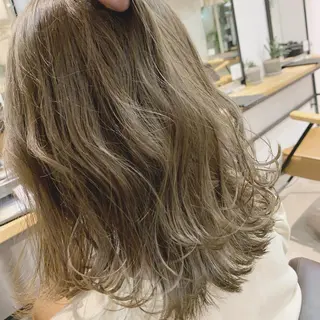 ミディアム カラー ハイトーンボブ 前田 表参道　グレージュのヘアスタイル