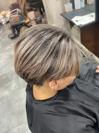 ショート ブリーチ縮毛矯正 LAFFYuiのヘアスタイル