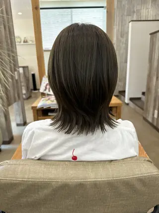 ミディアム 新保 佳世のヘアスタイル