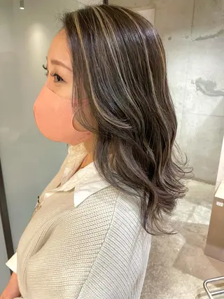 ミディアム カラー ハイライトが 得意なニキです😊のヘアスタイル