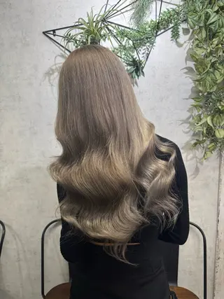 ロング 横浜🦋ハイトーン 🫐シャドウルーツのヘアスタイル