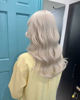 セミロング カラー ヘアアレンジ ハイトーン特化🤍 浦住のヘアスタイル