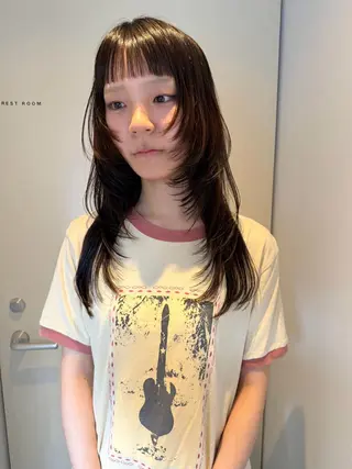 ロング MIU/ルーツカラー 顔まわりレイヤーのヘアスタイル