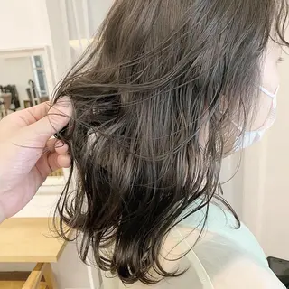 ミディアム カラー ネイル ハイトーンボブ 前田 表参道　グレージュのヘアスタイル