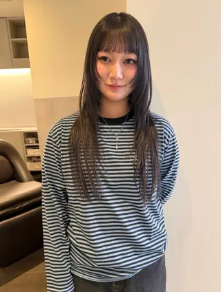ロング カラー MIU/ルーツカラー 顔まわりレイヤーのヘアスタイル