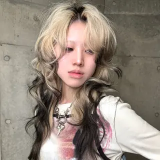 ロング YUI/ ハイトーン デザインカラーのヘアスタイル