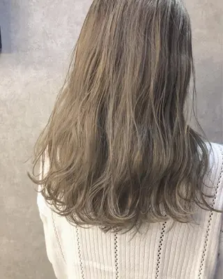 セミロング カラー 顔周りレイヤーカット ブリーチminamiのヘアスタイル