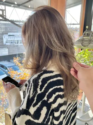 セミロング カラー 岡田 恭明のヘアスタイル