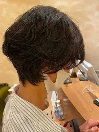 ショート パーマ 白髪ぼかしハイライト 脱白髪染めのヘアスタイル