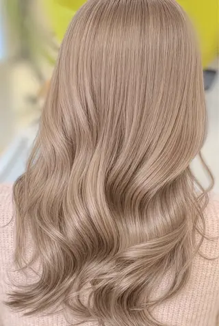 セミロング カラー NOA 曽田のヘアスタイル