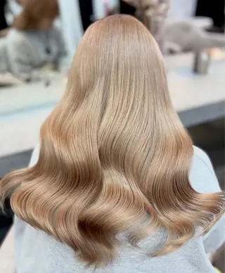 ロング 🐈‍⬛momo🐾 ブリーチ・Wカラーのヘアスタイル