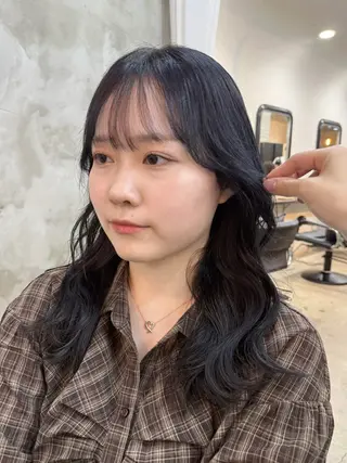 セミロング カラー 三條 朋香のヘアスタイル
