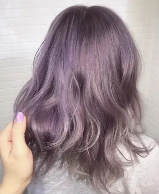 セミロング カラー ヘアアレンジ 🪄🫧ハイトーン/ 乙津茜🐰L'wisのヘアスタイル
