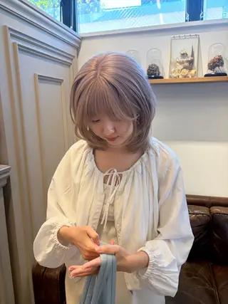 ミディアム カラー ミルクティー× グレージュMOMOのヘアスタイル