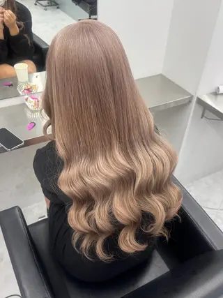 ロング カラー ユウキ/ハイトーン/ ブリーチカラーのヘアスタイル