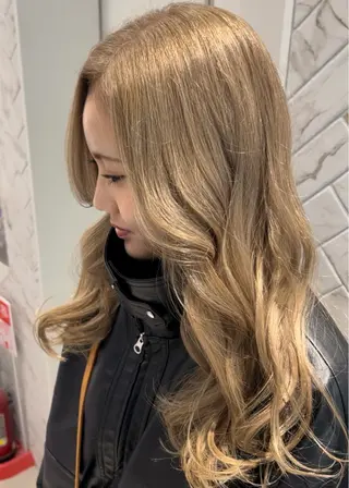 ロング カラー 艶ハイトーン🔆 ️️️安座間 希のヘアスタイル