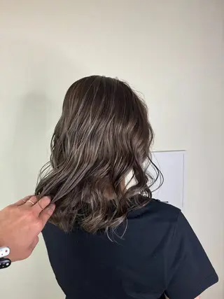 ミディアム カラー ハイライトカラー✨ グレージュ✨鎌倉光洋のヘアスタイル