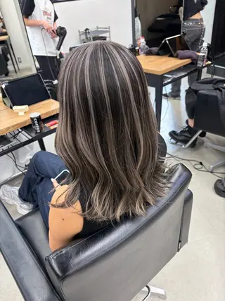 ミディアム カラー RYOSUKE ハイトーンのヘアスタイル