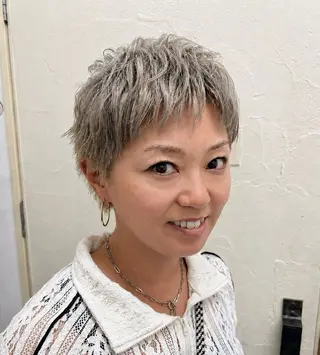 ショート カラー 箕浦 萌華のヘアスタイル