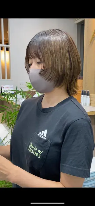 ショート カラー 横尾 歩のヘアスタイル