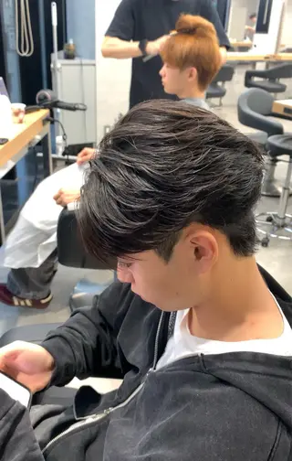 ミディアム パーマ ヘアアレンジ メンズ 🔥ニュアンス フェザー小林海斗🔥のヘアスタイル