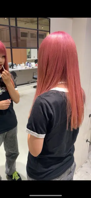 ロング カラー ヨシノ マナウのヘアスタイル