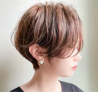 ショート バタフライレイヤー/ ニシトモユキのヘアスタイル