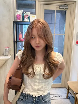ロング カラー ミルクティー× グレージュMOMOのヘアスタイル