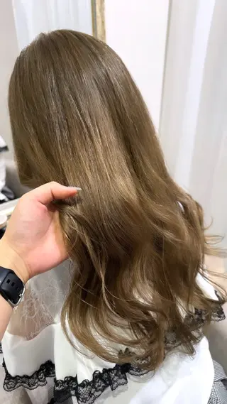 ロング 赤み無し柔らかカラー 【梅田】madokaのヘアスタイル
