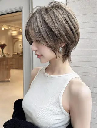 ショート レイヤー／Wカラー ／マッキーのヘアスタイル