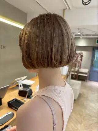 ショート レイヤーカット/ 透明感ベージュ　モカのヘアスタイル