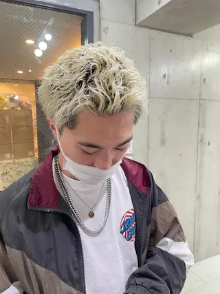 パーマ メンズ 艶髪／ハイトーン ブリーチ／髪質改善のヘアスタイル