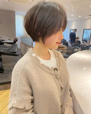 ショート 透明感オリーブ🫒/ ブリーチなしWカラーのヘアスタイル