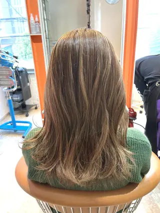セミロング カラー うしだ かおるのヘアスタイル