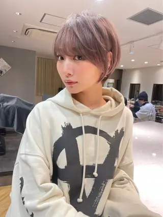 ショート 透明感オリーブ🫒/ ブリーチなしWカラーのヘアスタイル