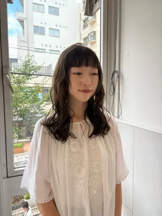 ミディアム 菅沼 紀世／顔周りレイヤーのヘアスタイル