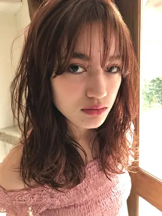 カラー 💓パーマ，💗 レイヤーカットのヘアスタイル