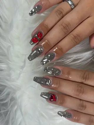 ネイル LAVISH 大和店 emi・:*+のネイルデザイン