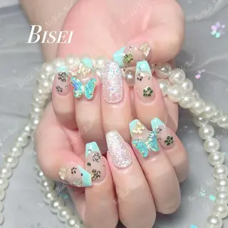 ネイル 🦋 Queenieのネイルデザイン
