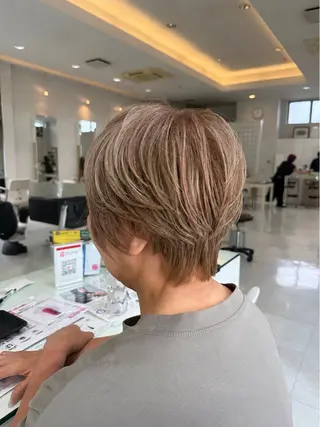 ショート カラー 佐々木 麻衣のヘアスタイル