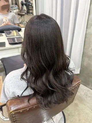 ロング カラー 三條 朋香のヘアスタイル