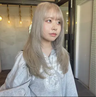 ロング カラー 透明感/オリーブ ハイトーン×レイヤーのヘアスタイル