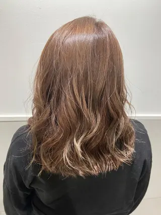 ミディアム カラー 小栗 麻衣のヘアスタイル