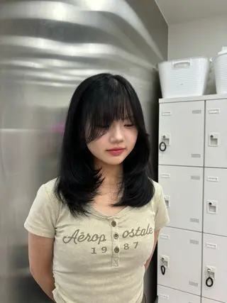 ミディアム カラー 抜け感レイヤー︴ ニュアンスカラーのヘアスタイル