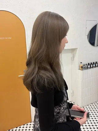 セミロング 🧸柔らかベージュ/ 顔周りレイヤー/ミクのヘアスタイル