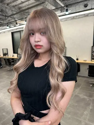 ロング ハイトーン カラーのヘアスタイル