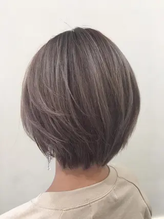 ショート カラー ぱつっとボブ/ 小野あかねのヘアスタイル