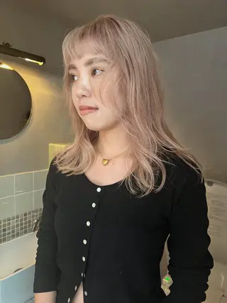 セミロング カラー 顔周りレイヤーカット ブリーチminamiのヘアスタイル