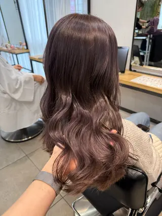 セミロング カラー ミルクティー× グレージュMOMOのヘアスタイル