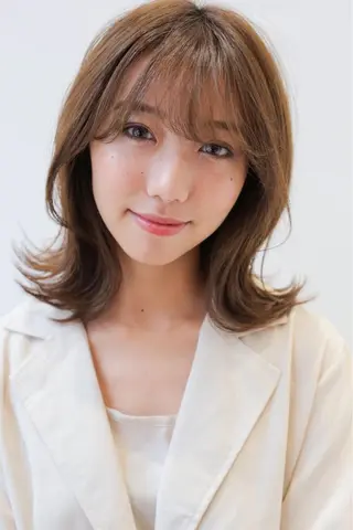 ミディアム & kuのヘアスタイル